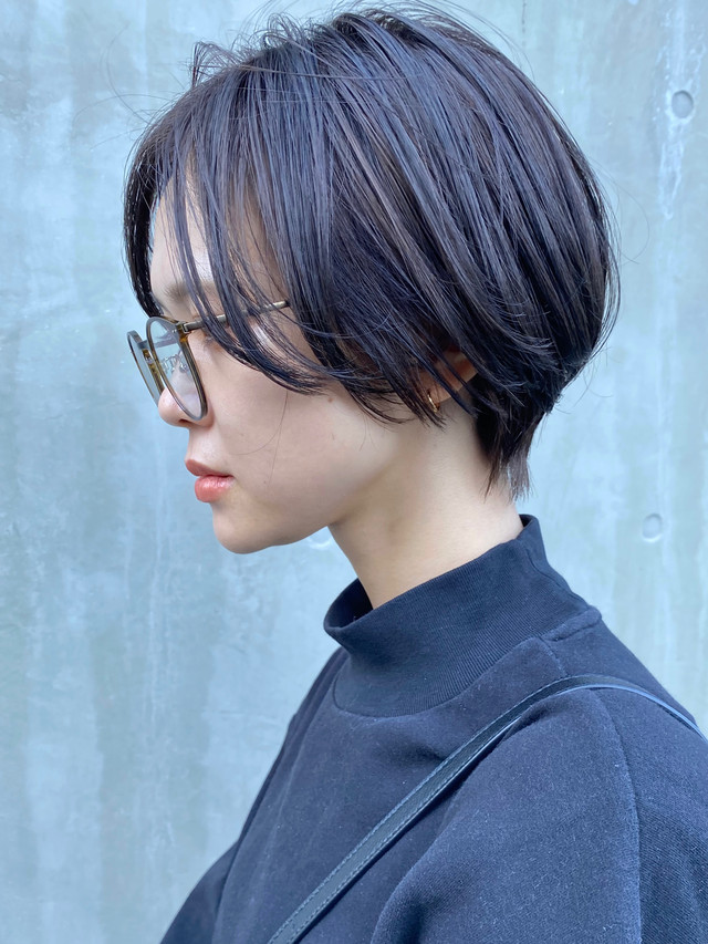 メガネをかけたショートカットの女性