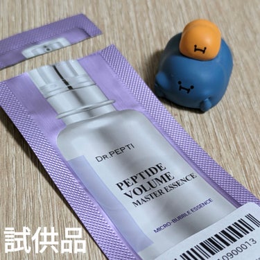 DR.PEPTI
ペプチド ボリューム マスター エッセンス（美容液）
試供品（1.5ml/1回分）

以前LIPSショッピングでいただいた試供品です
使ってみたので使用感レビューしてみようかな、と

テクスチャはラベンダー色の乳液
油分多めでペタペタする感じ
香りは少し甘さを感じる化粧品の香り

■使い方
①化粧水で整えた肌に適量を取り
顔全体と首に塗り優しく伸ばす
②しばらくすると微細な泡が立つので
軽くパッティングをし、なじませる
※使い方によっては泡立たない場合がある
とのこと

使い方通り顔、首に伸ばしましたが
何故か額だけ泡立ちました笑
微細なシュワシュワぱちぱちが
ちょっとくすぐったかった

ボリュームマスターエッセンスって
名前的に肌をふっくらさせる的な…？


 #お守りスキンケア情報 
の画像 その0