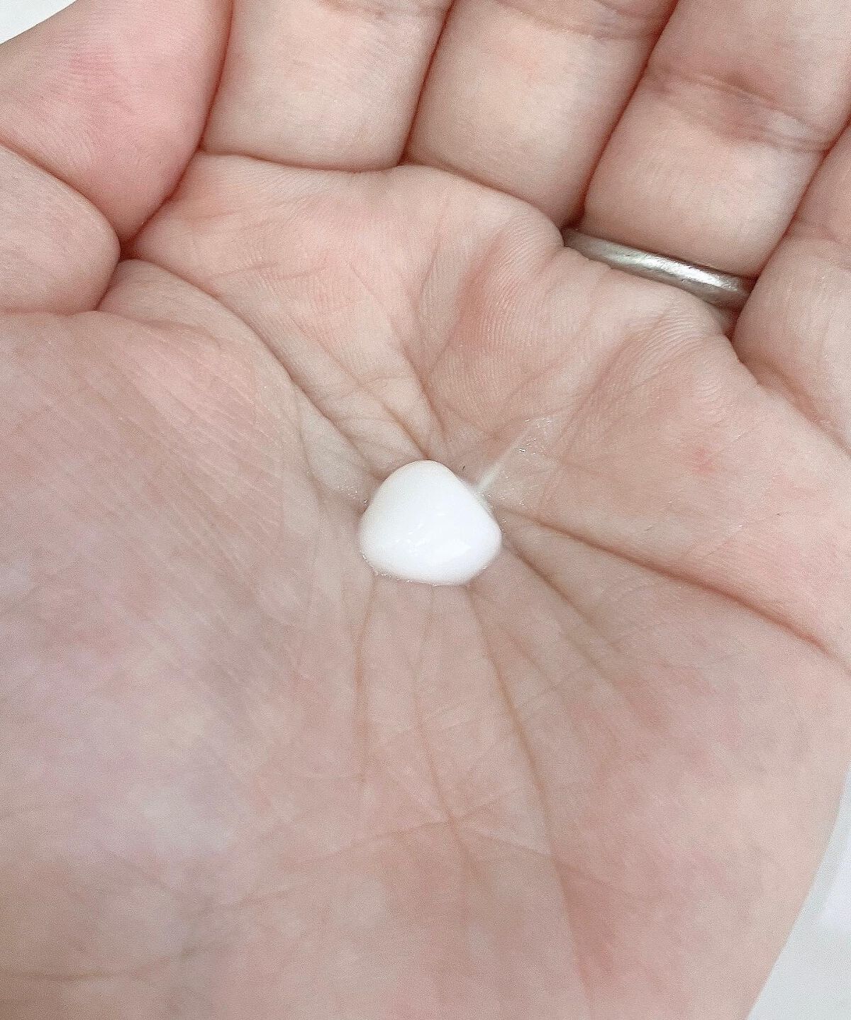 NOV Ⅲ モイスチュアクリームのクチコミ「ノブ Ⅲ モイスチュアクリーム

クリームはしっとりとしたテクスチャー。
ベタつきは気にならな.....」（2枚目）