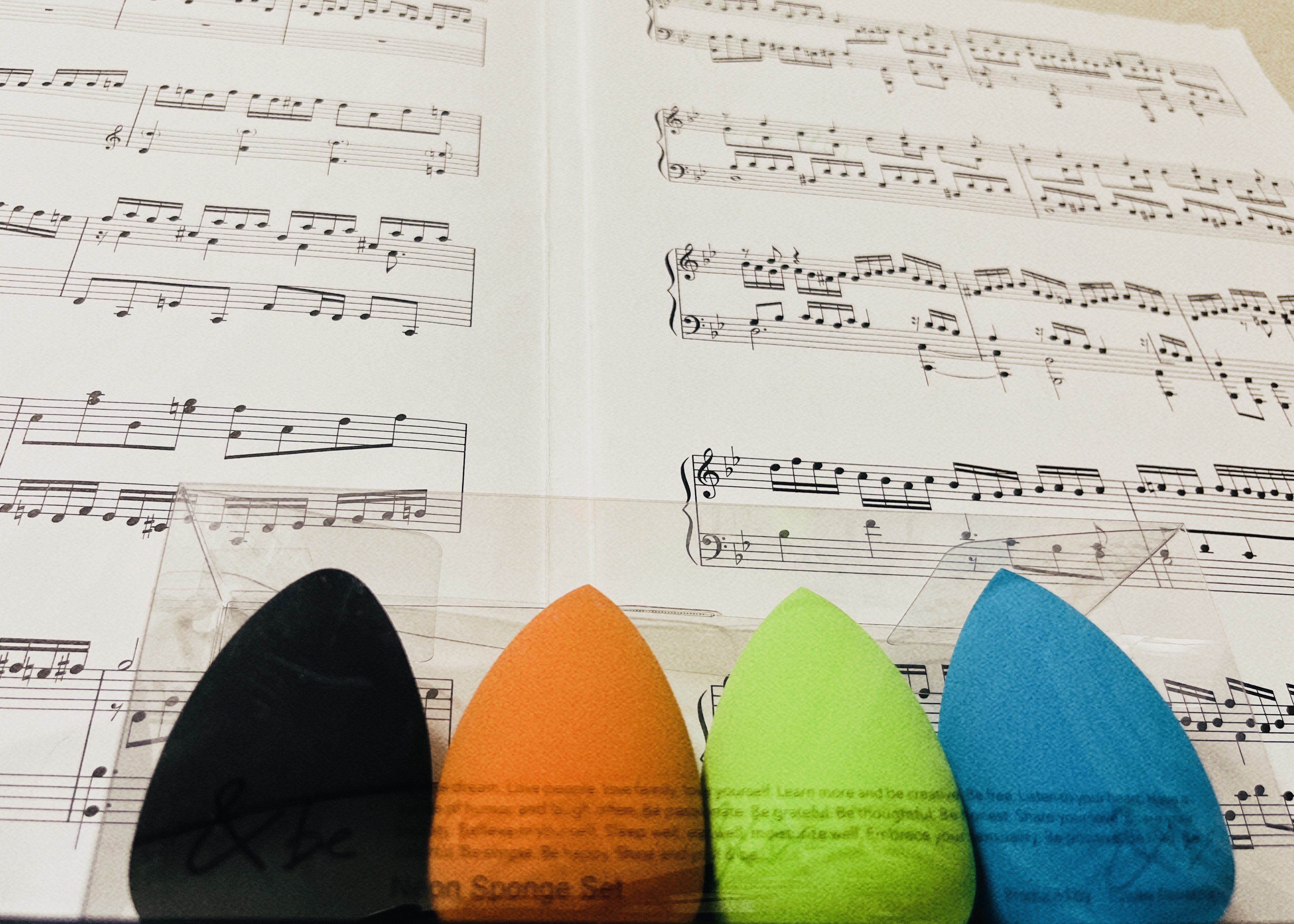 &be ブラックスポンジ ネオンスポンジセット/＆be/パフ・スポンジを使ったクチコミ（1枚目）