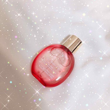 CLARINS フィックス メイクアップ

メイクの最後に一吹きすると、化粧もちがよくなる仕上げのスプレーです。

まずボトルが可愛い。
ガラスなので重たいけど、持ち歩いてバッグから出すたびにテンション