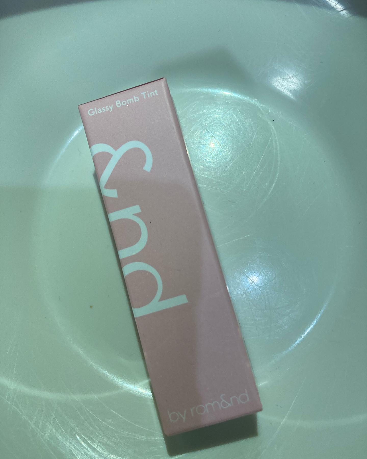 アンドバイロムアンド　グラッシーボムティント BR03 ココアブラウン/&nd by rom&nd/リップティントを使ったクチコミ（1枚目）