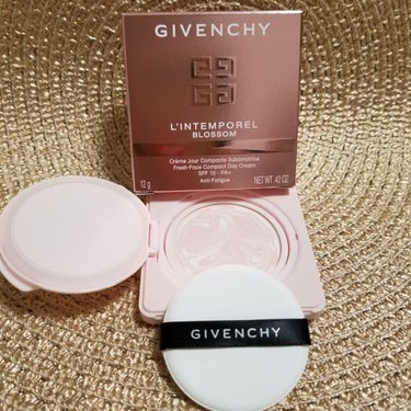 GIVENCHY   　
ランタンポレル　ブロッサム　クリームコンパクト¥8,800
艶と明るさでお直しに✨

ずっと気になっていてカウンターでお試し
艶と明るさが出てきて
ちょっと崩れかかってくすんで