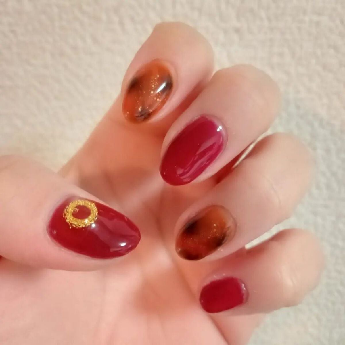 まっつん on LIPS 「秋ネイル♥️#べっ甲ネイル#ボルドーネイル#大人っぽネイル#S..」(4枚目)