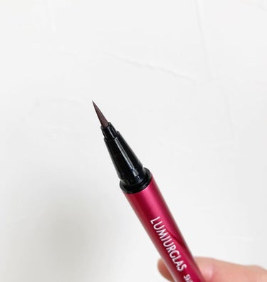 LUMIURGLAS　Skill-less Liner
「ルージュバーガンディ」
⁡
好評により完売していた限定カラー
「ルージュバーガンディ」が
2月から数量限定で再販しています♪
 
 
目元を華やかに彩る
ルージュのような血色カラー
 
 
鮮やか過ぎない深みのあるカラーで
目元に馴染むので
カラーメイク初心者ですが使いやすい♪
 
手持ちのアイカラーは
ブラウン系が多いのですが相性も良し♡
 
ほのかに赤をしのばせた上品なバーガンディ
なので、こちらを使うと抜け感を演出して旬顔に🙌
1本あれば、メイクの幅がグッと広がります
⁡
 
馴染むカラーなので
シーンやファッションを選ばず使えて
これから大活躍しそう♪
 
⁡
ルミアグラスは、スルスル描けて
滲まずキレイにフィットして
繊細なラインも描きやすいのが好き♡
 
 
14種類の美容液成分（保湿成分）が
たっぷり配合されているので
休日の息抜きメイクにもぴったりです♪
 
⁡
⁡
⁡
⁡
 
⁡
⁡
⁡
 
 #ルミアグラス #スキルレスライナー #ルージュバーガンディ #限定カラー #血色メイク #春メイク #lumiurglas #skilllessliner #rougeburgundy #monipla #lumiurglas_fanの画像 その2