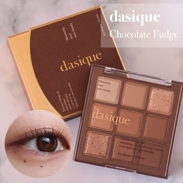 \チョコ風アイシャドウ🍫/

dasique シャドウパレット 11チョコレートファッジが届いたので早速使用してみました。


赤みのあるブラウンとほんのりと黄色味のあるブラウンが入っていて使いやすかっ