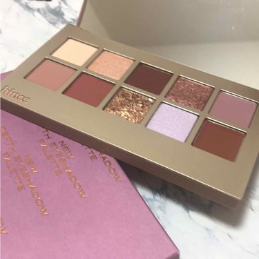 hince new depth eyeshadow pallette
02 off balance

ピンク系だけど、茶色味やくすみ系もあって、大人でも華やかになるパレット。

マットももちろん、粒の大