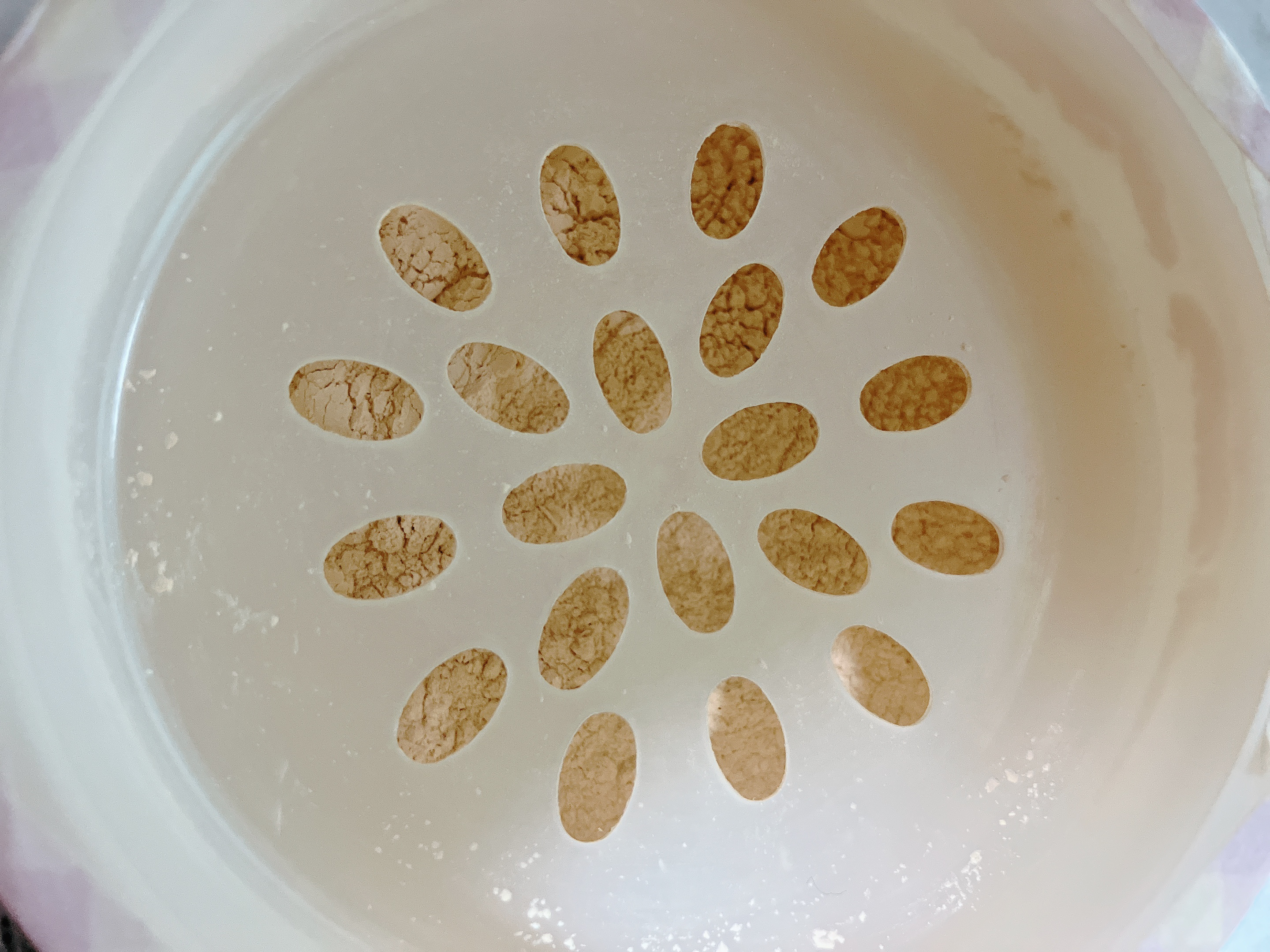 ケサランパサラン シアーマイクロパウダーSのクチコミ「肌が均等に整う。
たるみ毛穴も隠してれる。
ただ夏は崩れやすいので冬向きかな。

パフも分厚く.....」（2枚目）