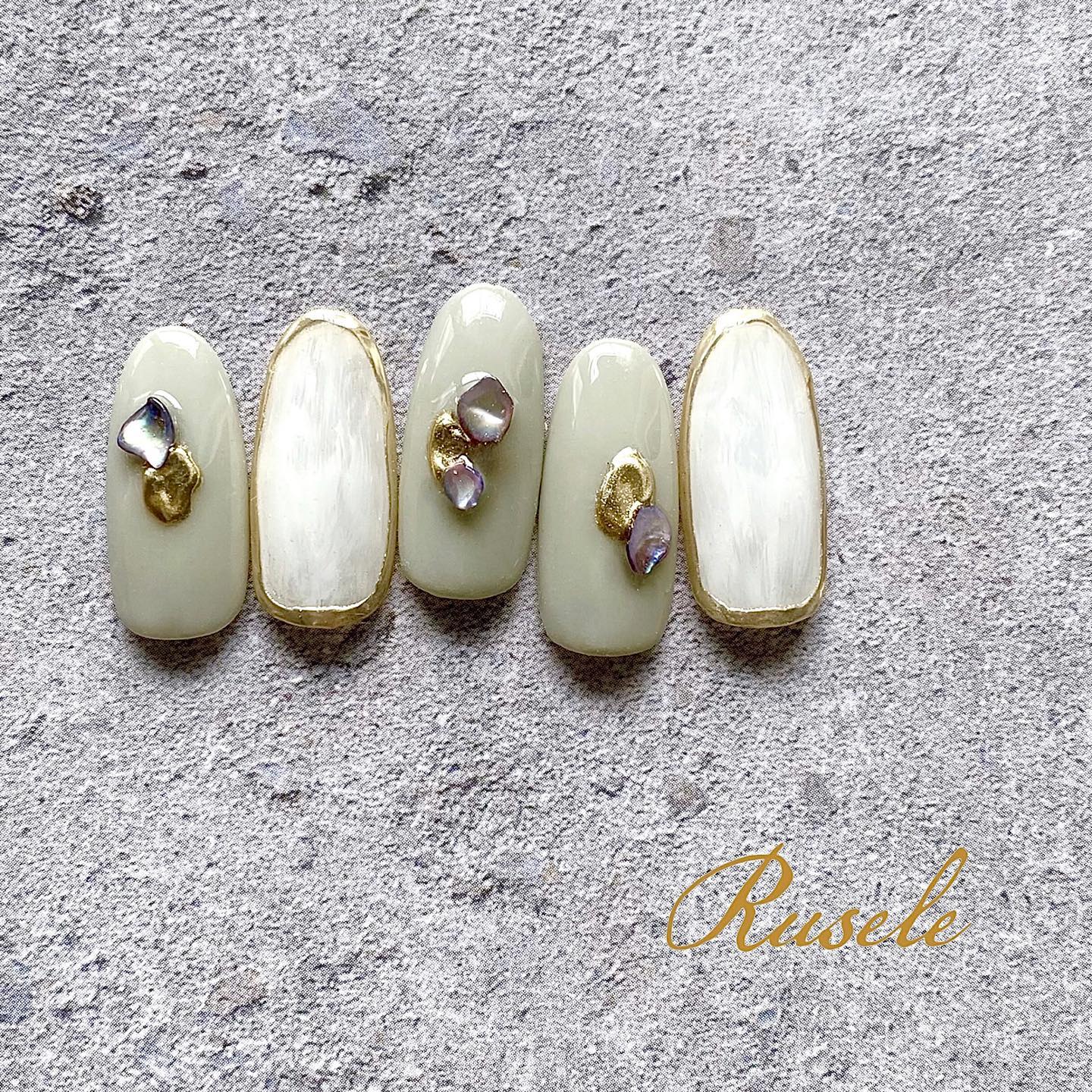 #ジェルネイル,#ニュアンスネイル,#シェルネイル,#ミラーネイル,#ホワイトネイル,#黄緑ネイルネイル,#くすみネイル,#クリアネイル,#アレルギーレスネイル,#トレンドネイル,#ジュエリーネイル,#ストーンネイル,#ナチュラルネイル,#パールネイル,#女子ネイル,#上品ネイル,#囲みネイルのネイルデザイン