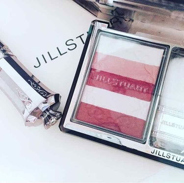 JILLSTUART
ブルーミングデューオイルインブラッシュ07
こちらは限定です
オイルインブラッシュの良いところはパールが入ってるのでつやっとするところです

こちら完全パケ買いてしまして
ちょっと