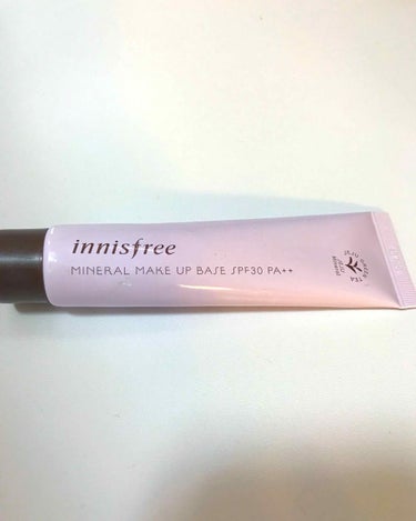 innisfreeのmineral make up baseです！

SPF30PA+++あります！

私は学校につけていってます。
スーッと伸びてくれピタッと密着します！密着度がすごいので体育の日にも