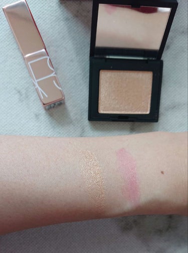 ミニオーガズム リップ＆ハイライターデュオ/NARS/ハイライトを使ったクチコミ（3枚目）