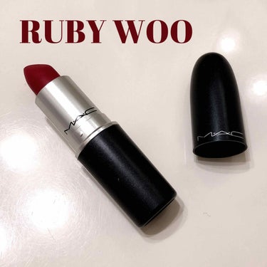 “M・A・C リップスティック Ruby Woo”


またまたリップの紹介です！💄


M・A・Cのリップの中でもマットな質感のものになります。

とにかく色が可愛い！！！
ハッキリとした赤の中にも若