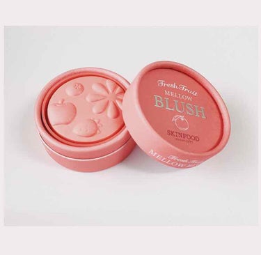 SKINFOODのMELLOW BLUSH CR01 Taptap Grapefruit です🎀

🌷良い点
・パケがとにかく可愛い‼︎
・発色抜群‼︎
・絶妙なラメ感・色味
・艶も得られる

🌀気にな