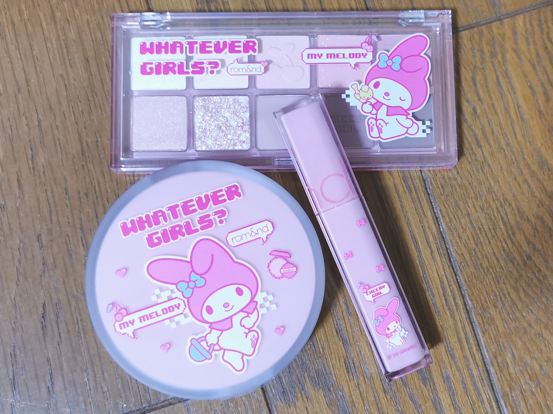 🌸rom&nd ベターザンパレット 10 マイチアリ―ガーデン ロムアンド X マイメロディ ¥3410(税込)


［特徴･フリー成分］

発色★★★★★
粉質★★★★☆
色持ち★★★★★

マットなカラーはしっとりフワフワした質感で、