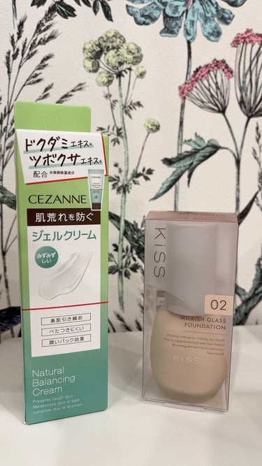 購入品紹介と使ってみた感想です🫧


★CEZANNE
ナチュラルバランシングクリーム
(ジェルクリーム)  70g

手に塗った感じは凄く良くて
保湿感はあるけど、サラサラになる感じです。

お風呂上がりに使ってみた感想は塗った時は良くて
少し経つと肌が乾燥して痒くなりました。
上からハトムギ乳液を塗ったら治まったので
肌に合わないとかではなく
保湿力が足りないだけだと思います。

化粧前だったらベタベタしないし
美容液も付けるからピッタリかもなので
また今度試して見ます！



★KiSS
ミルキッシュガラスファンデ
02 ピンクベージュ  30g
SPF34  PA++


これは本当に良かったです！
普段1番とか21番とか使うんですが
外から見た感じ2番の方が合いそうだったので
2番を買ってみたらちょうど良くて
薄づきでもカバー力あるし肌が綺麗に見えます。

乾燥も10時間超えて頬がちょっと痒かった位
外出してたんですが、崩れる事も無かったです。
ただ、ちょうど良い気温だったので
夏場は耐えれるかなー？って感じ

キープミストとかスキンケア頑張ったらいけるかな？
SPFは34なので弱くもなく強くもなくですね。
気温が上がって来たらまた試してみます！

30gで2000円なので最近のメイベリンとかと
大体同じか少し安いくらいかな？
物自体は凄く良いのでおすすめです！是非🫶🏻


#CEZANNE #ナチュラルバランシングクリーム
#KiSS #ミルキッシュガラスファンデ
#02 #ピンクベージュ
#ジェル #テクスチャー #軽め
#セミマット #乾燥少なめ #おすすめ
#いつもより1つ暗くした #ちょうど良い
の画像 その0