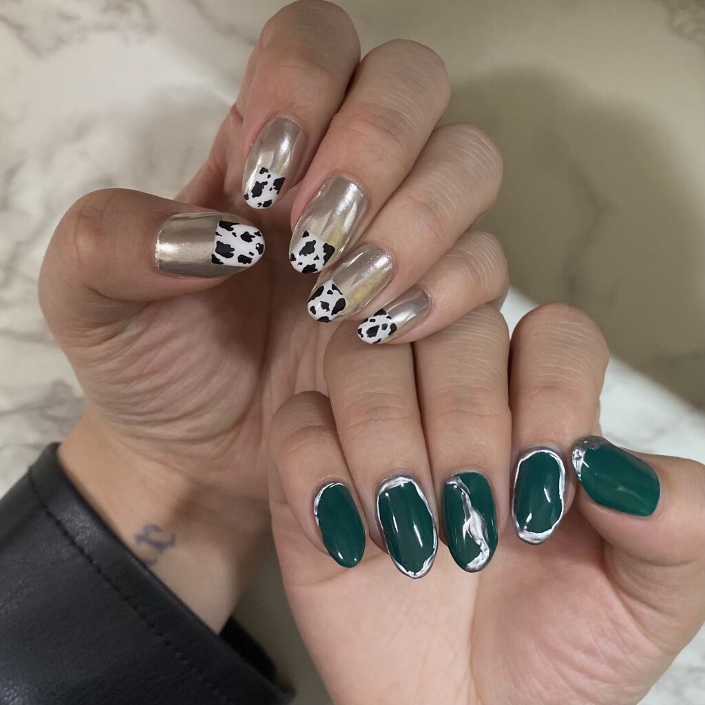 
mёguです🦖❤️

【今年トレンドの緑】
🦖💚🦖💚🦖💚🦖💚🦖💚🦖💚🦖💚🦖💚

┈┈┈┈┈┈┈┈┈┈┈┈┈┈┈┈┈┈┈┈

私が今までしてきた緑ネイルデザインをご紹介します！

1枚目：🐄柄と合わせても