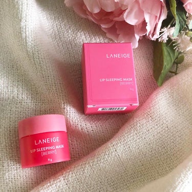 【LANEIGE リップ スリーピングマスク】

LANEIGEリップ スリーピングマスクは評判通り、
プルプルの唇になれます。

寝る前に塗って翌朝実感！
唇はターンオーバーが短いから、しっかりケアす