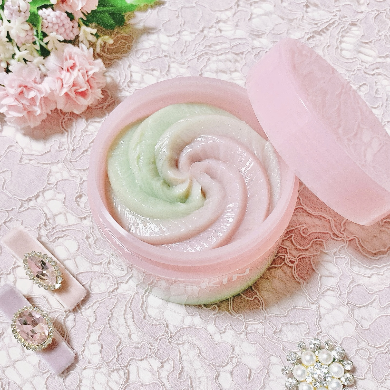 aprilskin💝
ピンクアロエメレンゲクレンザー
*
⑅
可愛すぎるピンクと黄緑のグラデーション🥰
まるでスイーツみたいな見た目のメレンゲソープです💓✨
*
⑅
洗顔フォームとして、鎮静パックとして2wayで使えるところがとても良