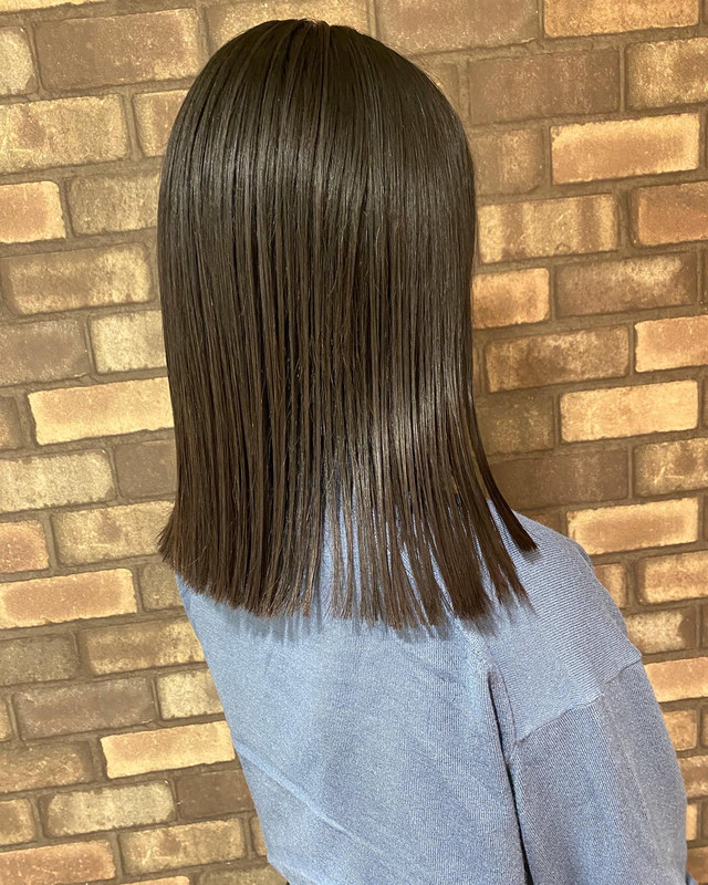 ストレートヘアの女性の後ろ姿