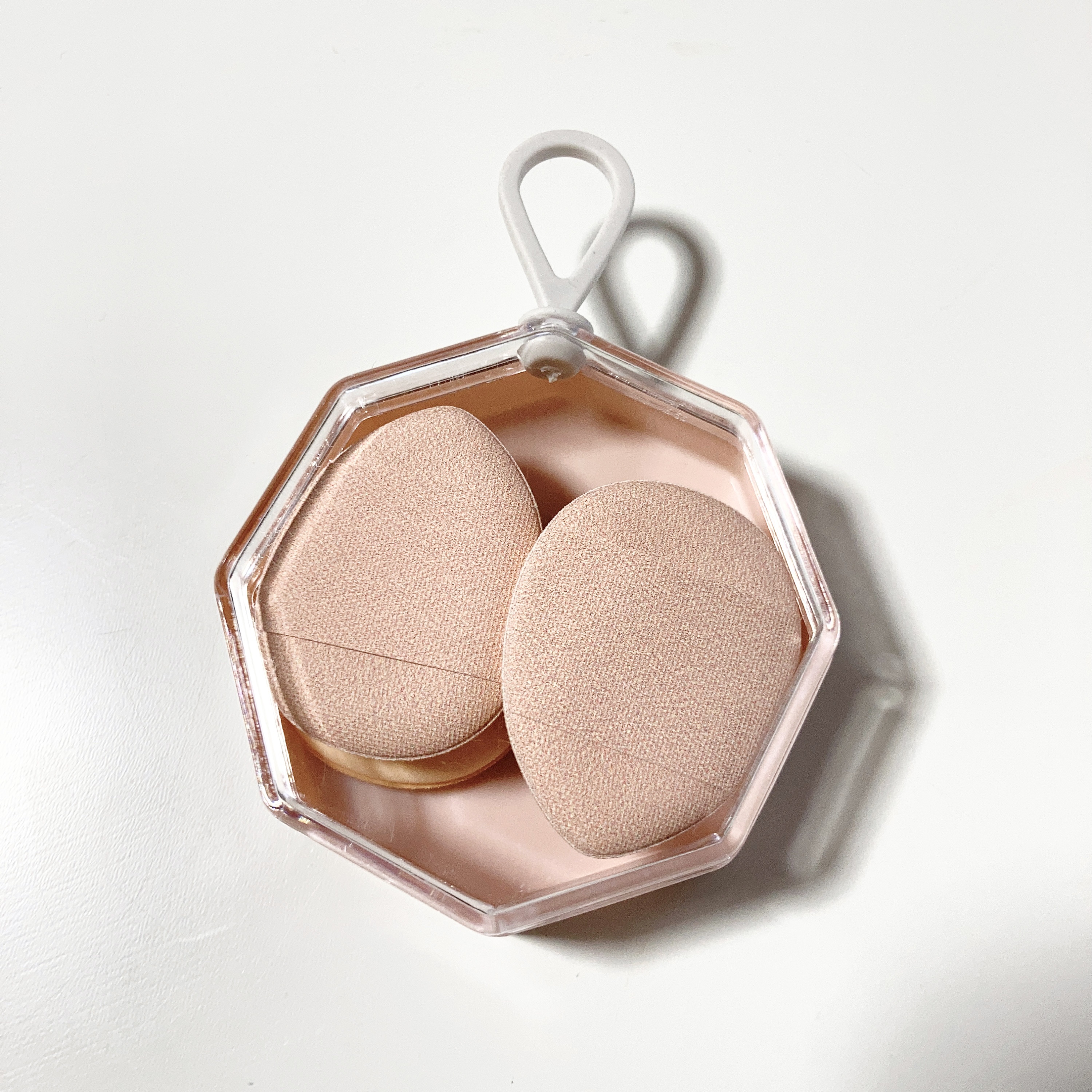 DAISO メイクアップパフ（ミニサイズ、４個、専用ケース付）のクチコミ「ーーーーーーーーーーーーーーーー
DAISO
メイクアップパフ
ミニサイズ４個入　専用ケース付.....」（1枚目）