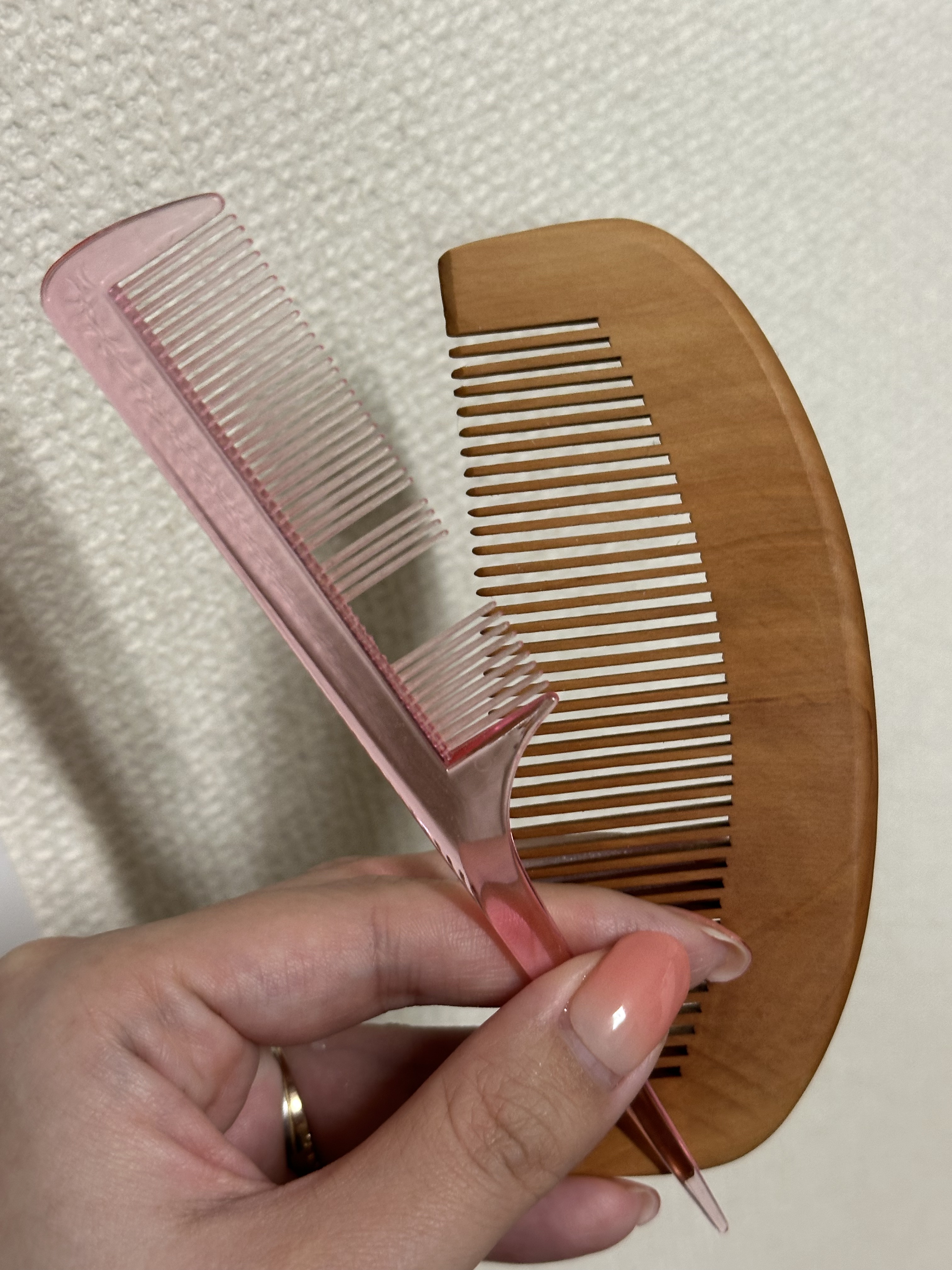 DAISO 桃の木櫛のクチコミ「⭐️久しぶりの木櫛⭐️
ダイソーのプラスチックの櫛を何回もリピートしているんですが、まぁ折れる.....」（1枚目）