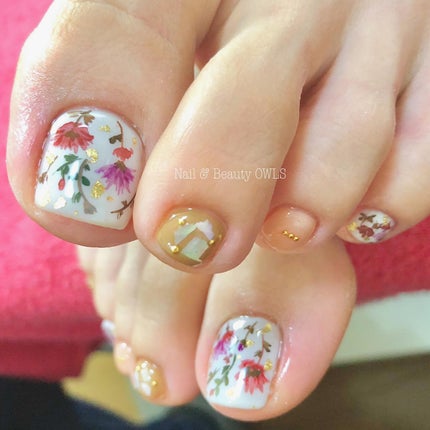 ぴよこれいと あうるす on LIPS 「アクリル絵の具でお花を描きました💐🌷💐🌷#カラフルネイル#co..」(1枚目)