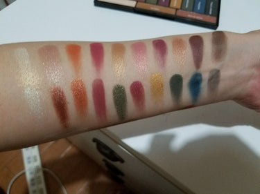 MAKEUP REVOLUTION Revolution x Tammi Tropical Paradise Paletteのクチコミ「メイクアップレボリューション

Tammix TROPICAL PALLETのスウォッチして見.....」（3枚目）