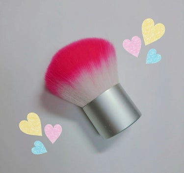 ダイソー 春姫 カブキフェイスブラシ

このブラシは100円ショップダイソーで購入しました。毛はふわふわでチクチクもしません！毛先がピンク色で可愛いです♡フェイスパウダーなどをつける時にいいと思います。