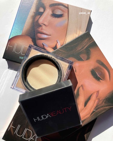 Huda Beauty
『 Easy Bake Loose Baking & Setting Powder Banana Bread 』

バナナカラーのルースパウダーです

サラサラではなく少ししっと