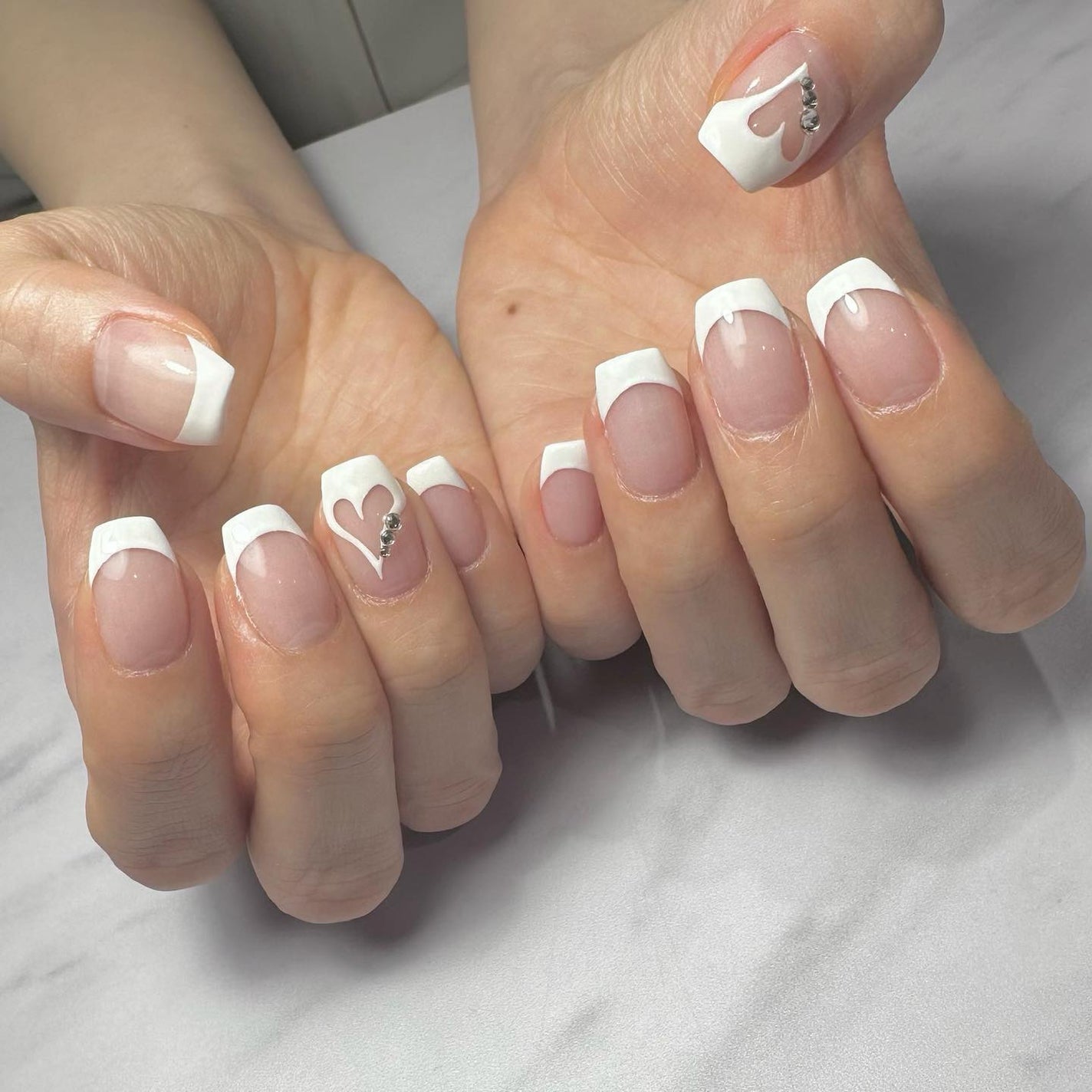 kanna on LIPS 「・・・𝐻𝑒𝒶𝓇𝓉𝐹𝓇𝑒𝓃𝒸𝒽☁🫧🤍🕊ホワイトでハートフレンチ❤..」(3枚目)