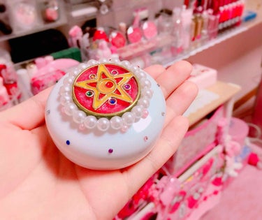 セリアで買ったパウダーケースをDiyしてみました！
セーラームーン風にしてパールやストーンで作ってみた🙆
中にはベビーパウダーを入れていつでも使えるようにしました😊