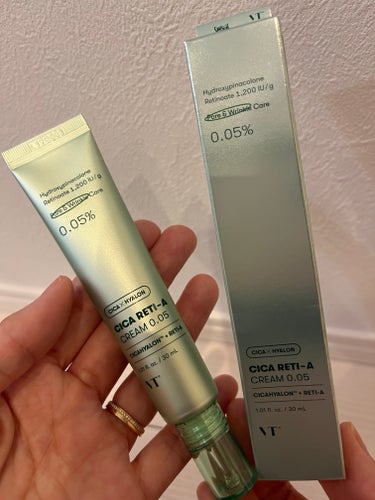 使い切りコスメ✨

⚪️VT cosmetics CICA レチAクリーム

本当すき☺️💞
VTのレチノールラインを使用して、1番最後のケアに付けてるんだけど（リードルショット、シカレチシートマスク、シカレチセラム、このレチノールクリームの順がお気に入り!💚）

少量で潤う、ベタベタしない、翌朝の毛穴のふっくら具合&メイクノリがとても良き良き♥️

ストック控えてるので、開封しました♥️🐅

冬でも乾燥毛穴のケアはしっかりしたいと思います✨

@vtcosmetics_japan @vtcosmetics_spot @vtcosmetics_global #vtコスメ #レチノール #レチノールクリーム #vtシカレチ　#韓国コスメ #qoo10 #qoo10メガ割の画像 その1