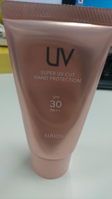 ALBION スーパー UV カット ハンドプロテクションのクチコミ「ベタベタはしないです。
ぬって少しするとぬるぬる？するするになってしばらくすると今度は乾燥して.....」（1枚目）