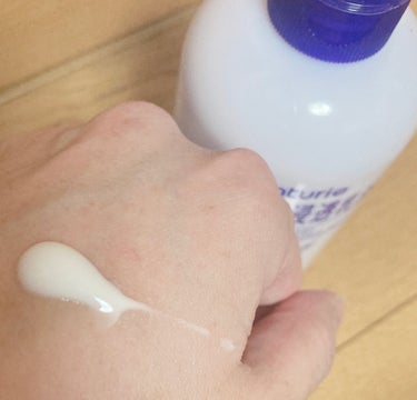 この可愛いボトルは、あのハトムギ化粧水の乳液タイプで、小型サイズのもの。

ハトムギ化粧水が大きなボトルなので、やたら可愛く感じます。

これくらいのサイズ感、好きです🩷

トロッとしていますが割と瑞々しい感じです。

成分も安定していて
たっぷり使えて良さそうです。の画像 その1