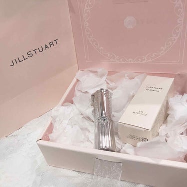 __JILLSTUART 

#リップブロッサム35です!!誕生日に友人から頂きました。

ナチュラルなくすみピンク(？)で浮かずに自然な発色です。(ちなみに私はイエベ)ティントでは無いので持続力はそん