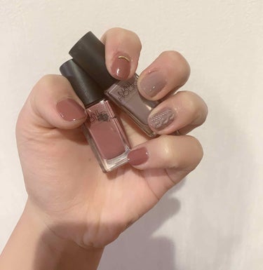 ニットネイル💅
だいぶ前にダイソーでニットネイルシールを買ったやつ使ってみた🤭💕
親指の色はネイルホリックのRO602
薬指に塗ってるのはめくれてて番号がわからないとゆーね😢
温かみのある色でよき🙆🏻‍