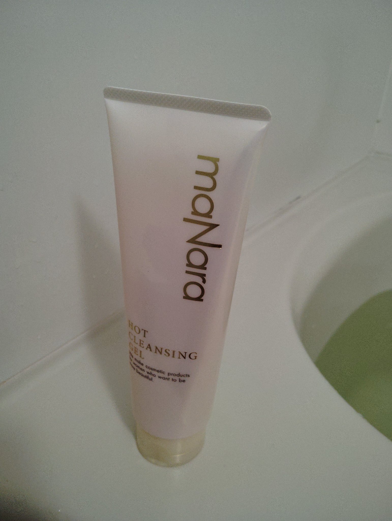 マナラ ホットクレンジングジェル
美容液のようなクレンジングに、マッサージ機能がついて、エイジングケア までできるように。
肌に付けてすぐ温かい。じんわりしてメイクになじむのがわかります。マッサージしながら落として
洗い流します。2度洗いし