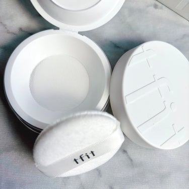 t f i t （ティーフィット）
TRANSLUCENT SET FINISHING POWDER
（トランスルーセントセットフィニッシングパウダー）
01 ・ WHITE
─────────────────

WHITE と、SKIN BEIGEの2色
肌のトーンに合わせて選択して使用可能🤍🤍

▶ 毛穴パウダー配合で 毛穴、肌の凹凸をカバー

▶ 肌に薄く軽くフィットして持続力がいい

▶ 細かいパウダーで皮脂を吸着して油分を抑え
柔らかくすっきり仕上げ

▶アミノ酸ヒアルロン酸コラーゲン宝石パウダー配合で
疲れた乾燥肌をケア

▶ メッシュ網容器で量の調節が容易で
もちもちして柔らかいパフでシナジー効果を発揮

.
.
メッシュ網 のパウダーはじめて使ったよ
粉が取りやすい！
けれど粉がパフッと
飛んでしまうこともあり 、、注意🤣笑

パフは小さめ
サラサラ肌になるから
テカリを押さえる用にもピッタリ✨

ファンデの上からだと白浮きは なく
ふんわり肌になったよ🤍

クッションファンデ、リキッドファンデ
クリームファンデの仕上げにも 使える感じでした𖤐ˊ˗

手のひらサイズだから 持ち運びもしやすいよ

＼ Qoo10 メガ割 に参加中 ／

【  TFIT Qoo10公式モールメガ割引特典 】
3月1日~3月12日
1  ）全製品30%割引
2 ）LIPSアプリ会員シークレットクーポン特典


【  オンラインの場合  】
TFIT商品が 海外によく知られているため
類似品が販売されています‥🥲

ꕤ TFIT公式ストア（ Qoo10 ）
ꕤ TFIT公式代理店
(  代理店の場合、詳細ページに公式認証バナーがある場合のみ公式代理店です )
上記 2ヶ所が 本当のTFIT製品 𖤐ˊ˗
ご購入の際は注意してね！


‧*˚̩͙*‧₊̊‧*˚̩͙̩͙*‧₊̊‧*˚̩͙*‧₊̥‧*˚̩͙*‧₊̊‧*˚̩͙̩͙*‧₊̊‧*˚̩͙*‧

Instagramアカウント
▶  @tfit_japan_official
レビュー企画 体験団に参加させていただきました🤍
ありがとうございます♩*。

#PR #提供
#TFIT #TFITCLASS #ティーフィット #TFITPOWDER #TFITパウダー 
#Qoo10  #メガ割  #Qoo10メガ割 #Qoo10おすすめ

#フォロバ_100 
#フォロバ100 
#相互フォロー 
#フォロー返しますの画像 その2