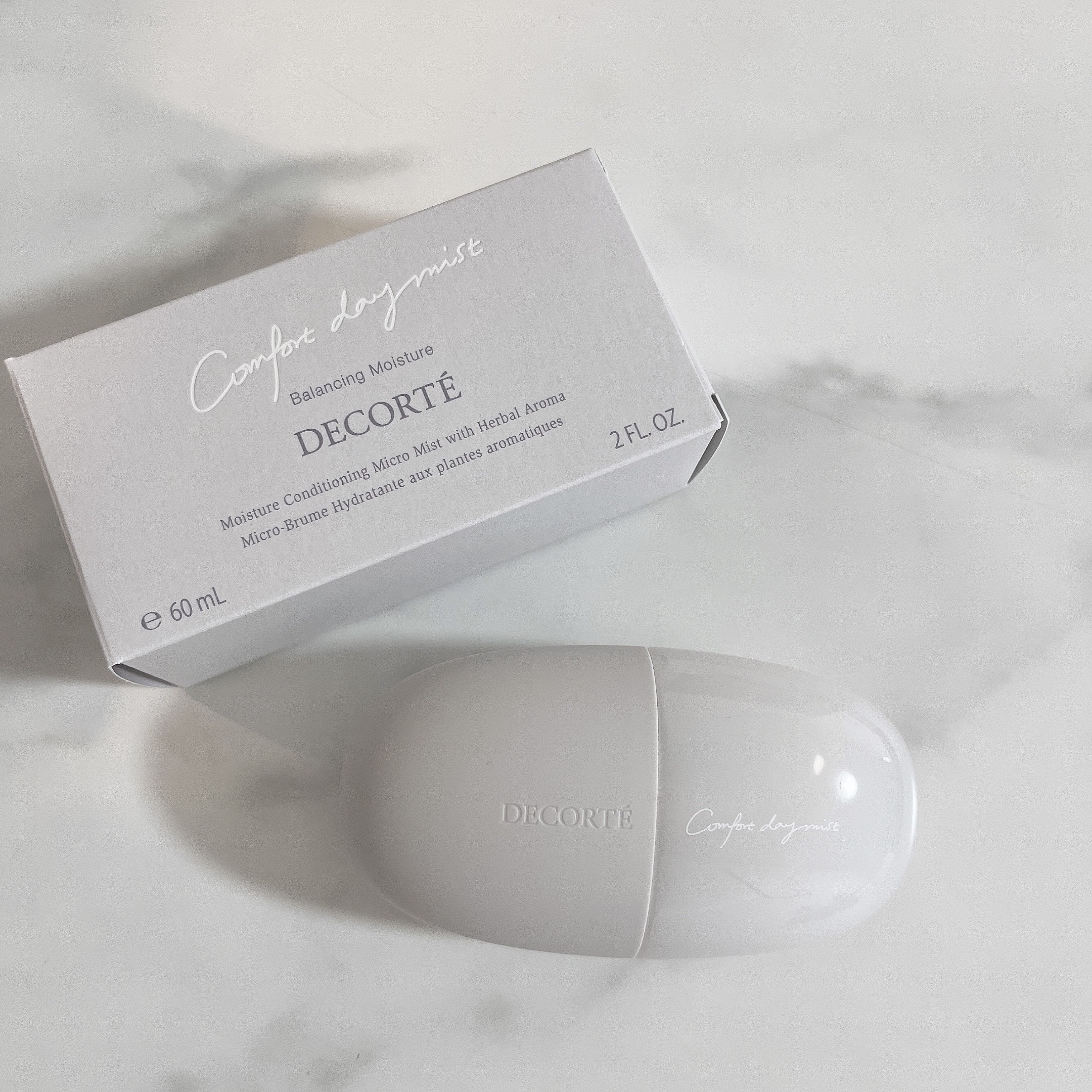 ---DECORTÉ
コンフォート　デイミスト
バランシング　モイスチュア

ピンクが良かったので秋冬はこっちを購入🧸*°

パウダーまでベースメイクが完了したら
乾燥対策に数プッシュ。
水分感のあるしっとりお肌になります◎

乾燥崩れも