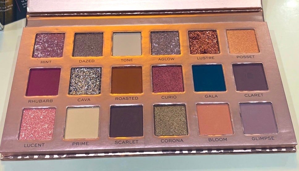 REVOLUTION PRO NEW NEUTRAL BLUSHED PALETTE/MAKEUP REVOLUTION/アイシャドウパレットを使ったクチコミ(1枚目)