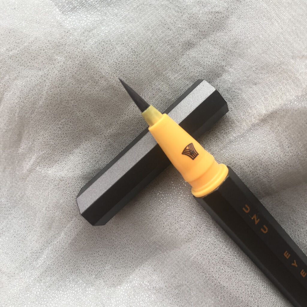 EYE OPENING LINER/UZU BY FLOWFUSHI/リキッドアイライナーを使ったクチコミ（2枚目）