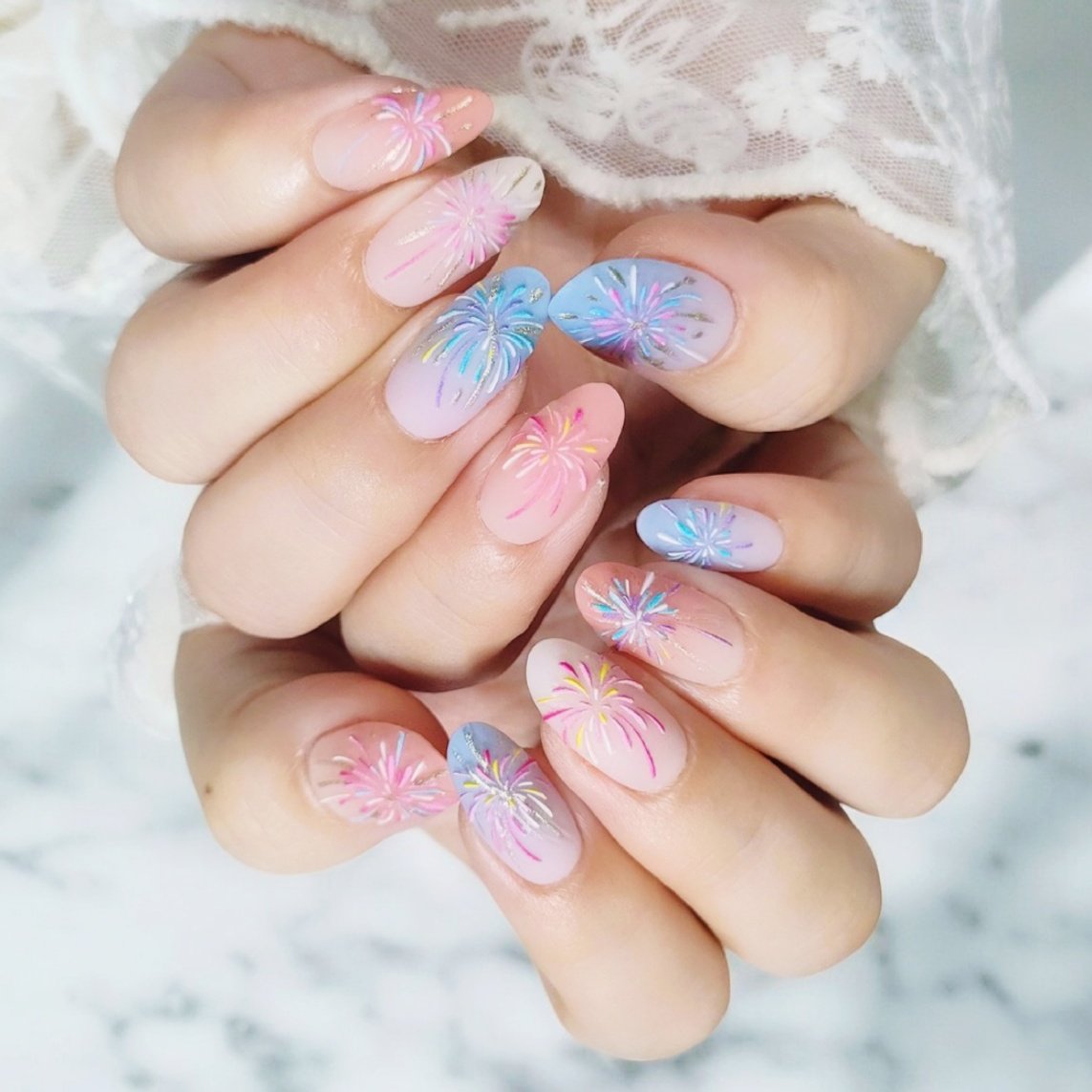 1本取れちゃったから貼り替えた💅

ohora
　N Peach Latte
　N Flyway
　N Veil
＋α
　花火シール🎆
　ミラーペーストパレット（Beach）

ゴールドのライン足して火花感？をプラス🎆
ツヤだといまい