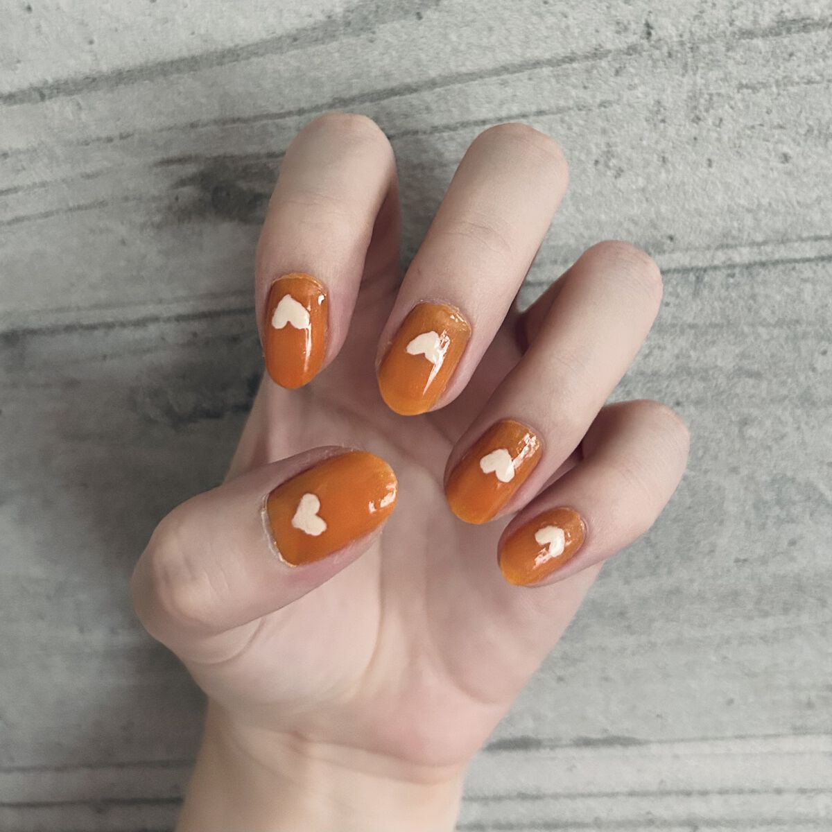 オレンジとハートのネイルです！

前回よりはハートの位置を揃えられました！
ネイルドットペンで手描きなので荒いですが集中して描くのが楽しくてついついやってしまいます…！

使用アイテムは下記です。
🟠オレンジの部分
#パラドゥ #ミニネイ