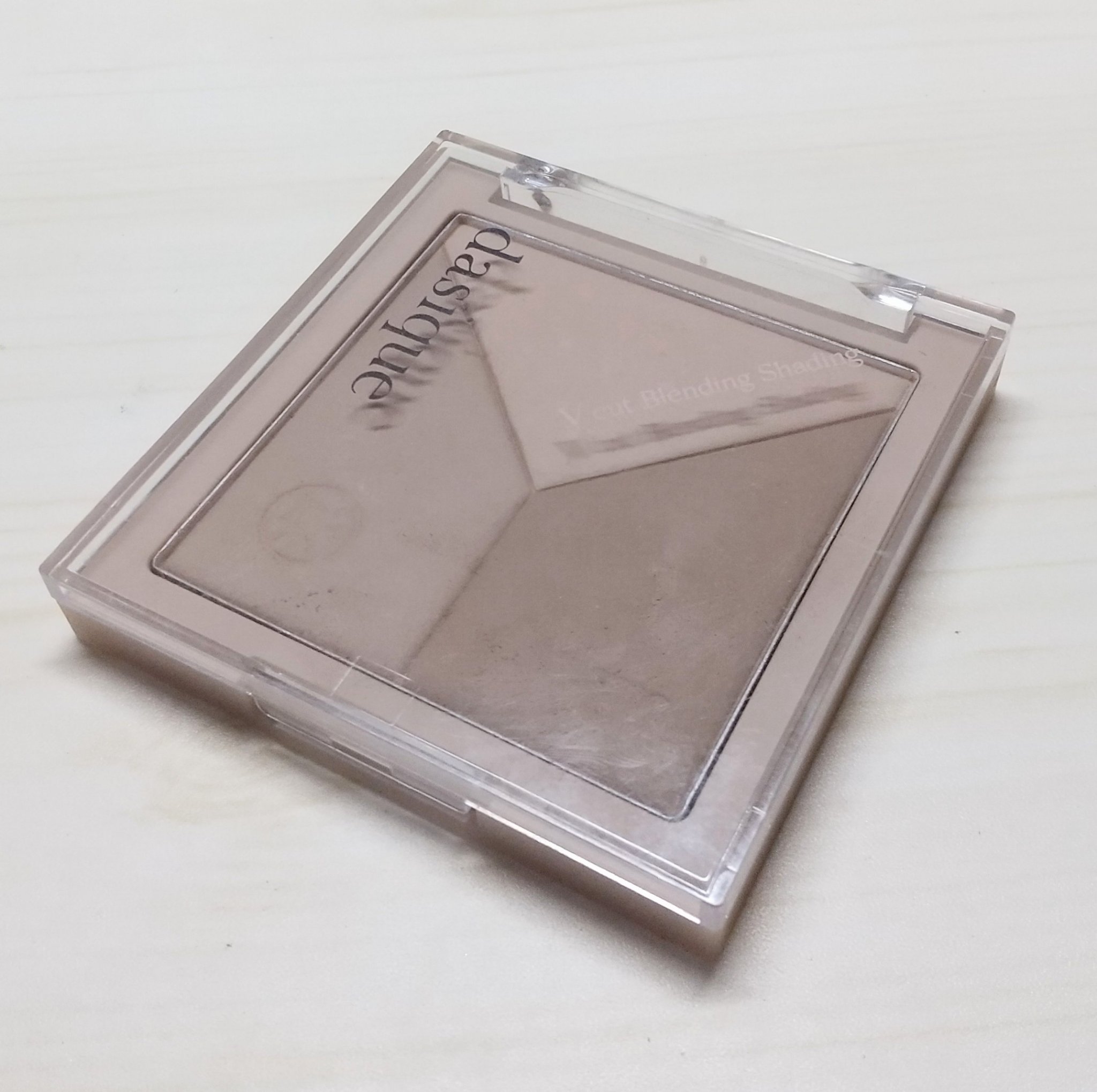 少し前にシェーディングを新調しました🙌♥️♥️
シェーディング変えるだけでメイク変わったような感覚になるの不思議🙄🎨

dasiqueのVカットブレンディングシェーディング👐
カラーは02番のクールブレンディングにしました🍃
この