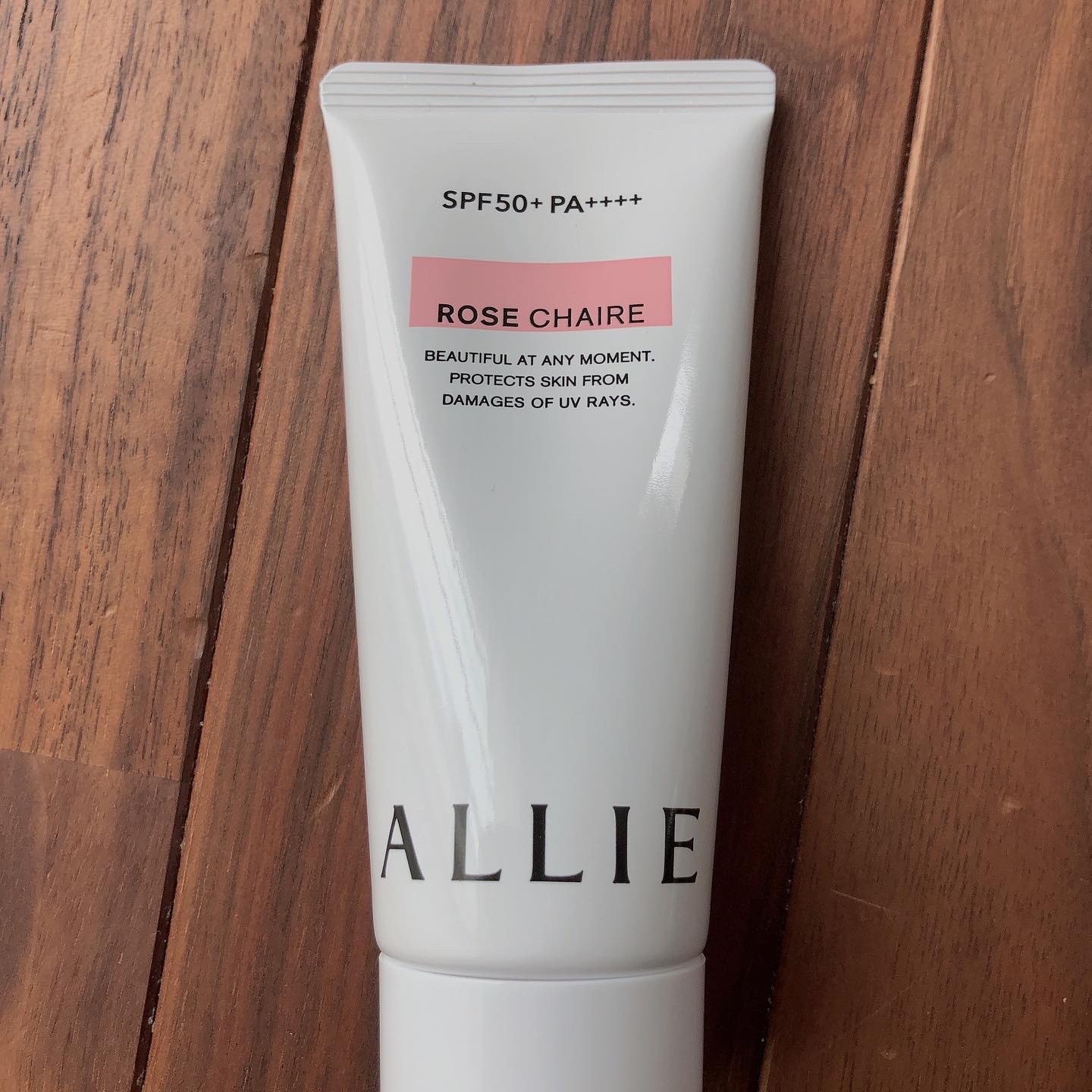 *
ALLIE ニュアンスチェンジUV
ジェル RS (ニュアンスピンク)
SPF50+ PA++++ *高輝度パールで
 薔薇色ツヤ肌仕上げ *スーパーフリクションプルーフ
擦れ、摩擦に非常に強く落ちにくい *スーパーウ