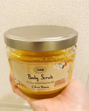 SABON
ボディスクラブ シトラスブロッサム

SABONのボディスクラブを
レビューしたいと思います！

2ヶ月ほど前に購入し、週1回程度の頻度で使用しました！
(公式の使用方法では、週2回を目安に