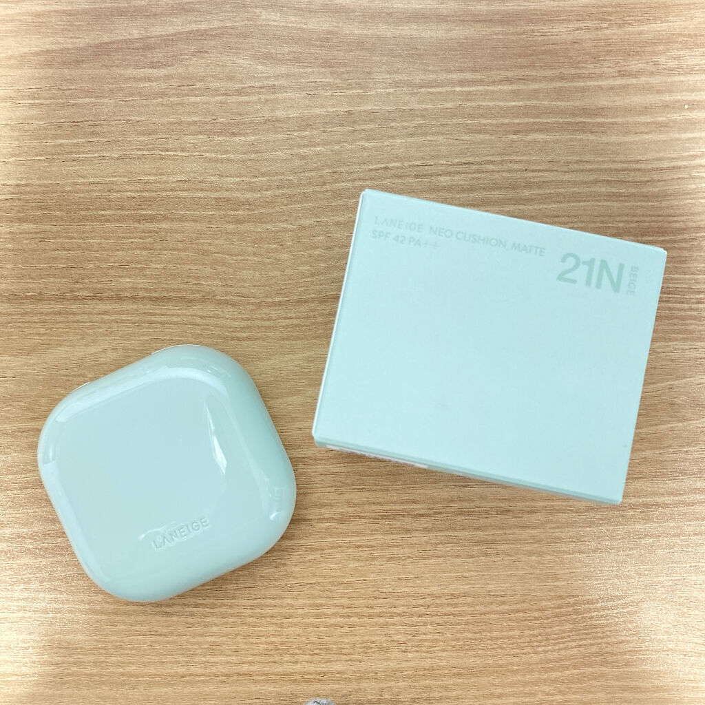 LANEIGE ネオクッションマット 21N

●ほんのり化粧品の香り。マット。

●マスクには付くが、肌を見るとほとんど崩れていないようにみえる。保湿をしっかりすれば乾燥して汚くなったりもせず。

●カバー力はそこまで。パフが硬く小鼻など