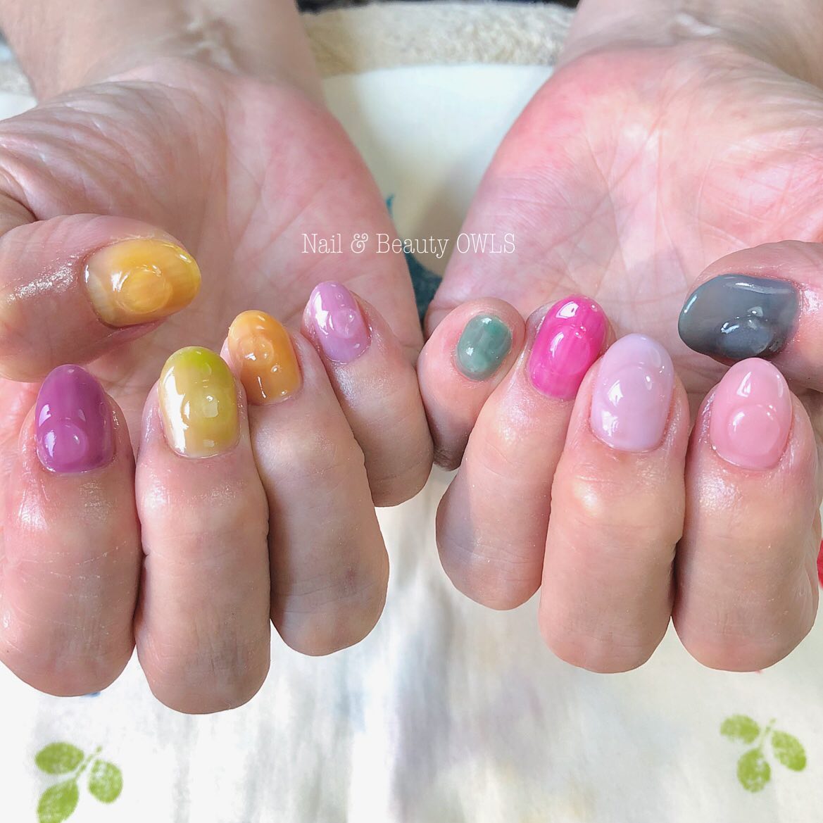 ぴよこれいと あうるす on LIPS 「ドロップスみたいな色で。そしてぽこぽこ。#カラフルネイル#co..」(1枚目)