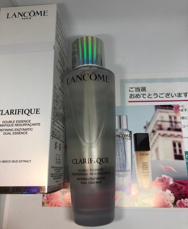 こんにちは🍏アットコスメ様からLANCOMEクラリフィック デュアル エッセンス ローション150mlを頂きましたのでレビューします。

容器がガラス瓶なので重たいです。
高級感ある見た目です。
開ける